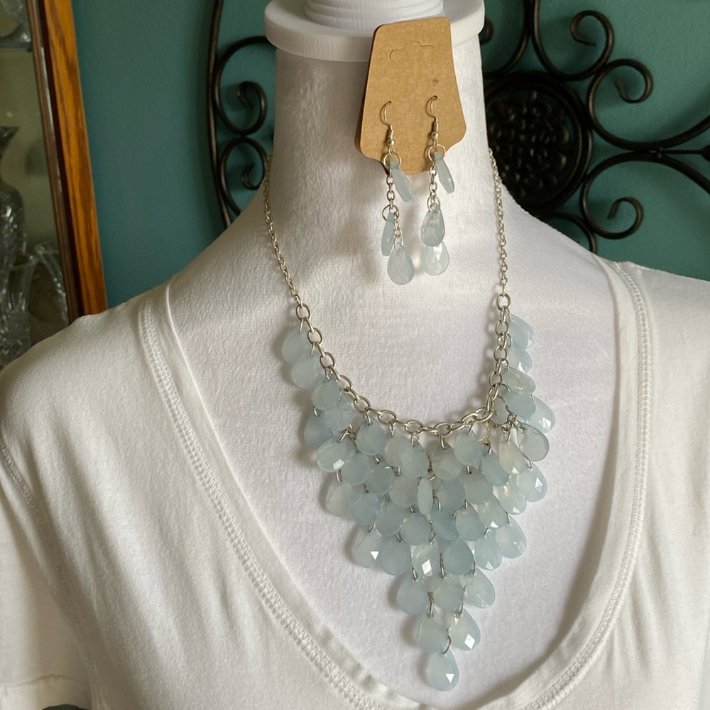 EUC Silver Tone Metal Chain Faceted Lucite Bead Bib Necklace/Earrings Set